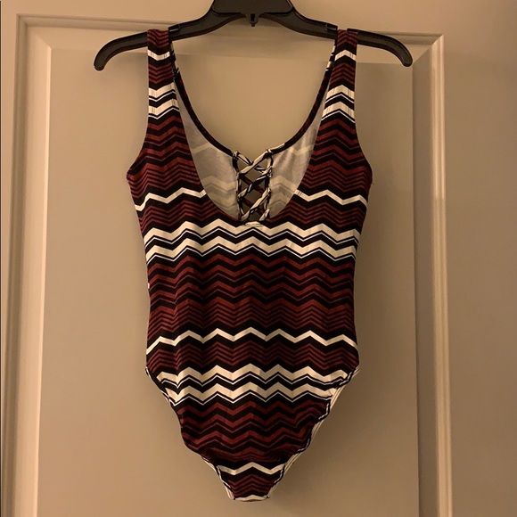 ❤️Tribal Print Crisscross Cut Out Bodysuit🖤 - Picture 4 of 4